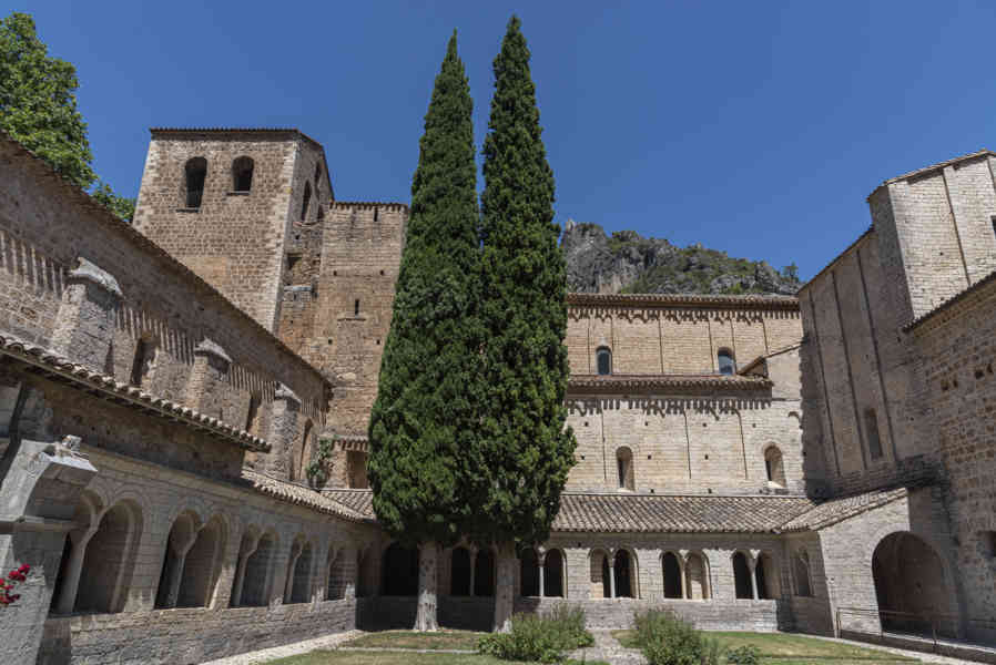 Francia - Saint-Guilhem-le-Désert 022 - abadía de Gellone - claustro.jpg